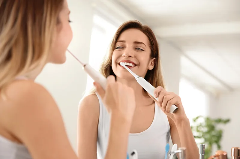 lady_brushing_teeth